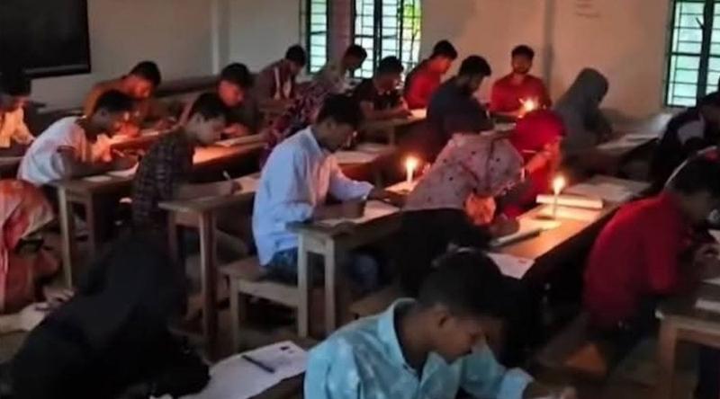 পটুয়াখালীতে বিরূপ আবহাওয়ায় বিদ্যুৎ বিভ্রাট, মোমবাতির আলোয় পরীক্ষা দিলেন শিক্ষার্থীরা