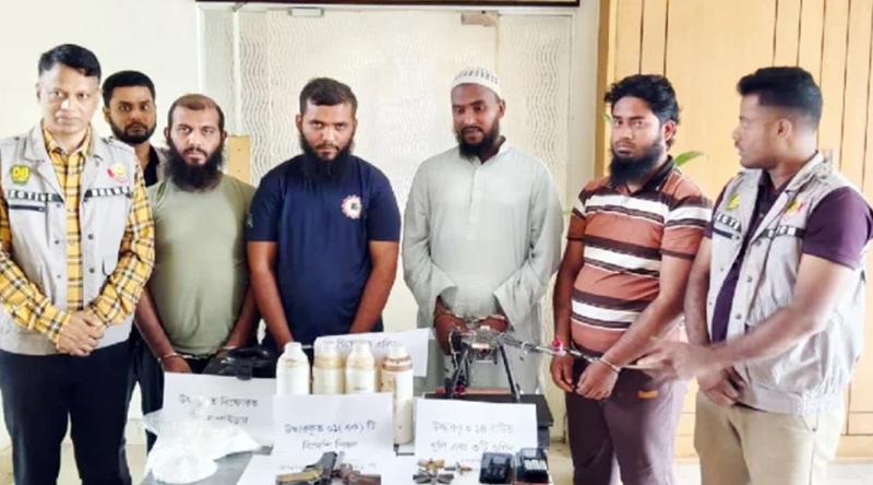 রাজধানীতে জঙ্গি সন্দেহে ৪ জন গ্রেপ্তার, অস্ত্র, ড্রোন ও জিহাদি বই উদ্ধার