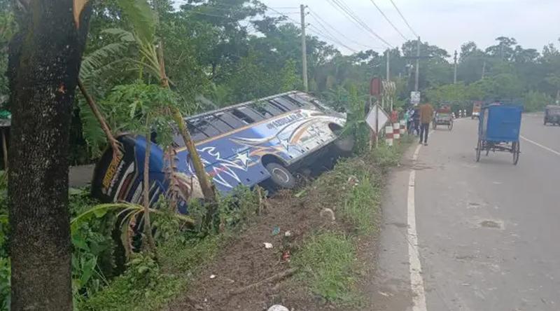 ঝালকাঠিতে নিয়ন্ত্রণ হারিয়ে বাস খাদে, আহত অন্তত ২০