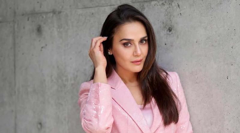 ৫১ বছরেও কীভাবে উজ্জ্বল ত্বক ধরে রেখেছেন প্রীতি জিনতা?