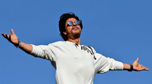 গৃহহীন ভক্তের পাশে শাহরুখ, মুগ্ধ নেটপাড়া