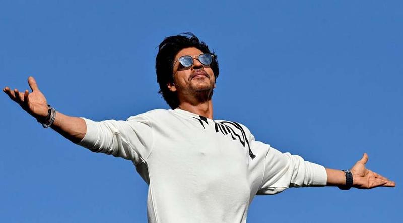 গৃহহীন ভক্তের পাশে শাহরুখ, মুগ্ধ নেটপাড়া