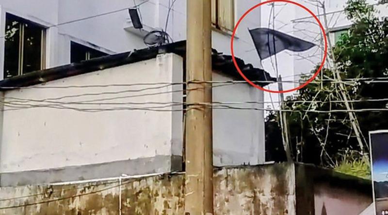 শোকের মাস ঘিরে আওয়ামী লীগ কার্যালয়ে কালো পতাকা