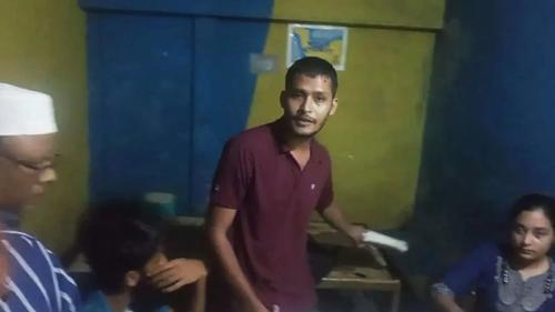চায়ের দোকানে বসে বন্ধুদের নিয়ে এইচএসসি খাতা মূল্যায়ন, প্রভাষক আটক