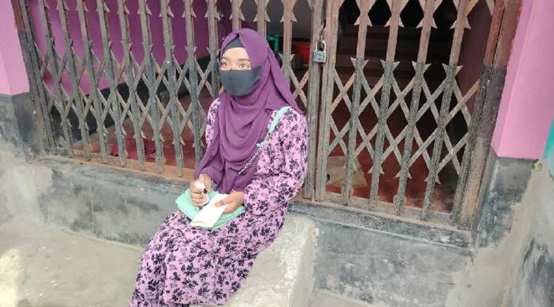 নড়াইলে স্ত্রীর স্বীকৃতি দাবিতে বিষের বোতল হাতে স্বামীর বাড়িতে তরুণীর অনশন