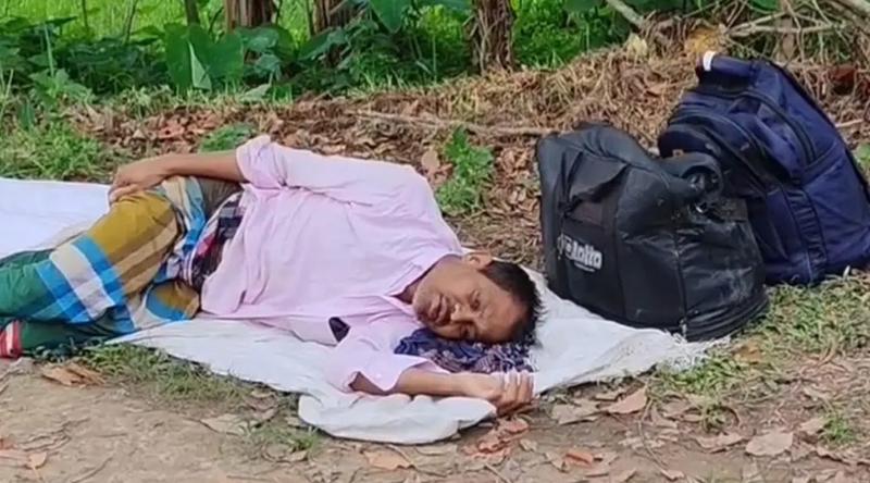 রাতের আঁধারে অসুস্থ স্বামীকে রাস্তায় ফেলে গেলেন স্ত্রী ও সন্তানেরা