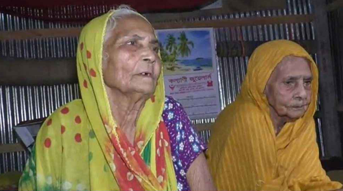 ১৩০ বছরের মায়ের সেবায় ১০০ বছরের মেয়ে