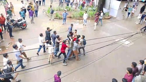 জবিতে ছাত্রদল-শিবির দফায় দফায় সংঘর্ষ, ভিপি-জিএসকে মেরে বের করে দেওয়ার অভিযোগ