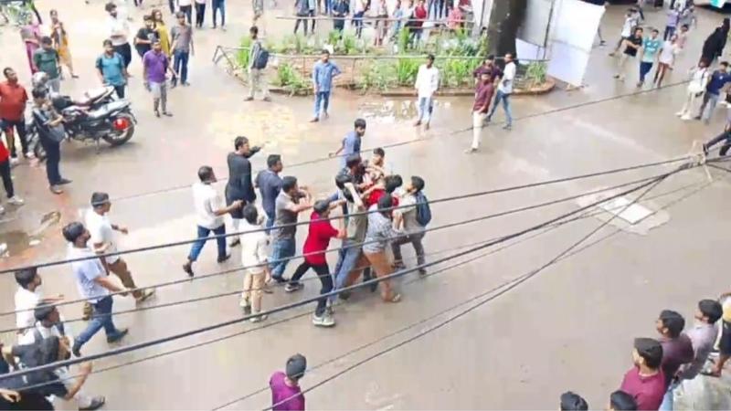 জবিতে ছাত্রদল-শিবির সংঘর্ষ, ভিপি-জিএসকে মেরে ক্যাম্পাসছাড়া করার অভিযোগ