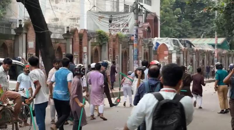 ঢাকা আলিয়া মাদ্রাসায় শিবির-ছাত্রদলের দফায় দফায় সংঘর্ষ