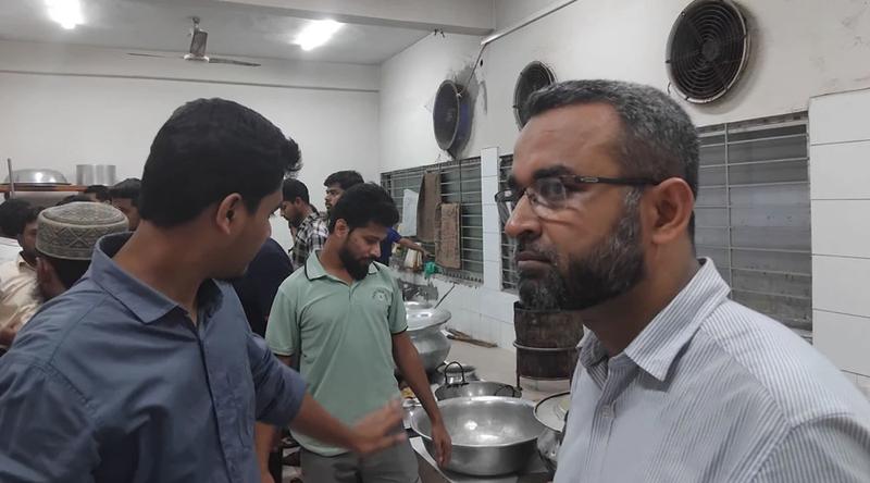 আহত শিক্ষার্থীদের দেখতে গিয়ে হাসপাতালের ক্যান্টিনে অবরুদ্ধ জবি শিক্ষক