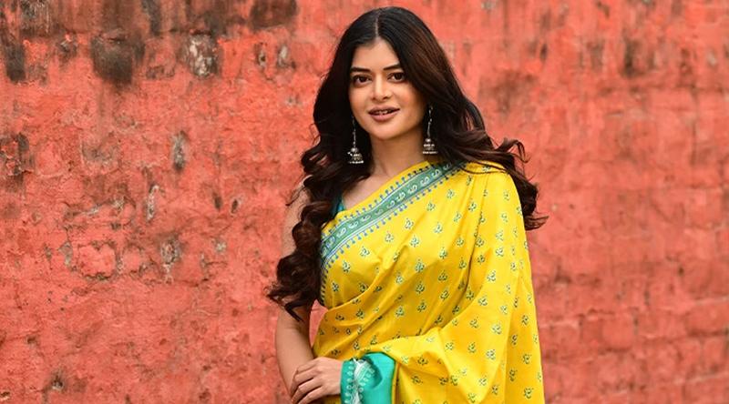 এবার দক্ষিণী সিনেমায় মধুমিতা