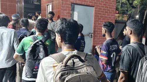 মধ্যরাতে গ্রাফিক আর্টসের হল থেকে ছাত্রশিবিরকে বের করে দিল ছাত্রদল