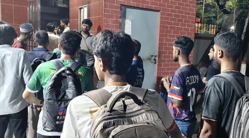 মধ্যরাতে গ্রাফিক আর্টসের হল থেকে ছাত্রশিবিরকে বের করে দিল ছাত্রদল