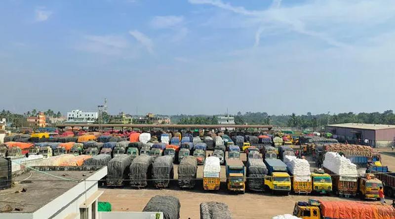 জুলাই গণ-অভ্যুত্থান দিবসে ভোমরা স্থলবন্দরে আমদানি-রপ্তানি বন্ধ