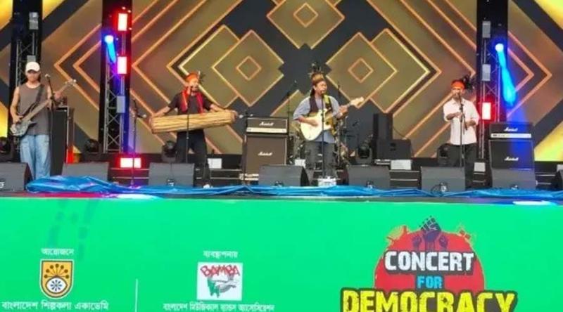 বৃষ্টিতেও থেমে নেই ‘কনসার্ট ফর ডেমোক্রেসি’