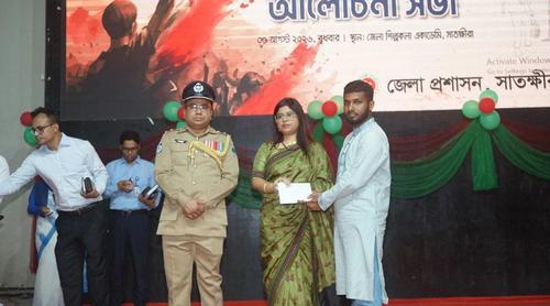 শহীদ পরিবারকে সম্মাননা দেওয়ার সময় মঞ্চে না ডাকায় ক্ষুব্ধ প্রকাশ বিএনপি-জামায়াত নেতাদের