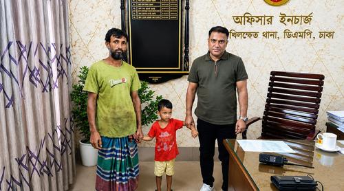 হারিয়ে যাওয়া শিশুকে বাবার কাছে ফিরিয়ে দিয়ে প্রশংসায় ভাসছেন ওসি সোহরাব