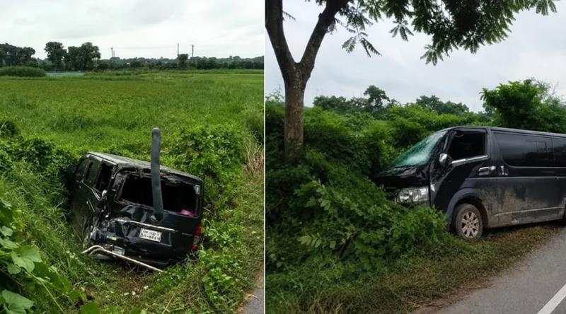 খাদে পড়া মাইক্রোবাসের ভিডিও করতে গিয়ে আরেক মাইক্রোবাস খাদে