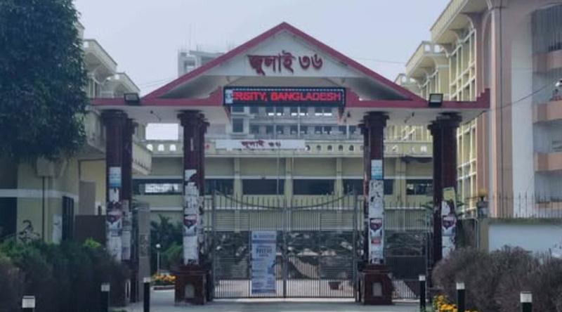 হলের সহপাঠীদের ‘গোপন ছবি’ প্রেমিককে পাঠাতেন ইবি ছাত্রী