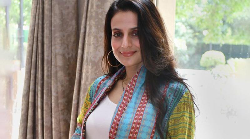 সিঙ্গেল জীবনেই খুশি বলিউড অভিনেত্রী আমিশা, কিন্তু কেনো?