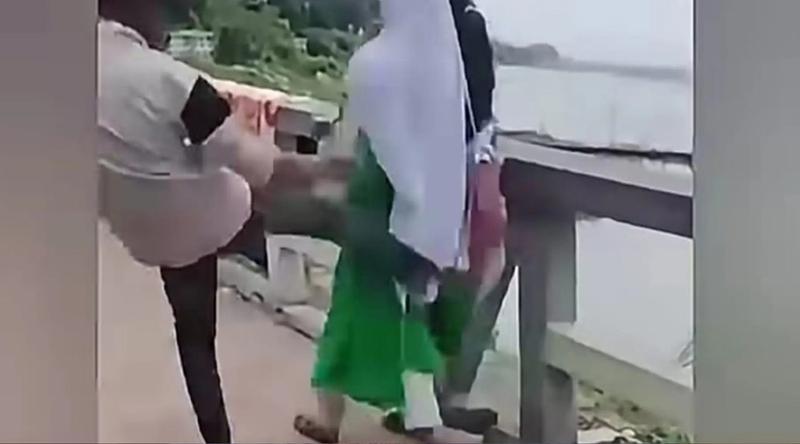ছাত্রীকে লাথি মেরে ভিডিও ধারণ, অভিযুক্তের বিচার না করে ভুক্তভোগী ছাত্রীকে টিসি
