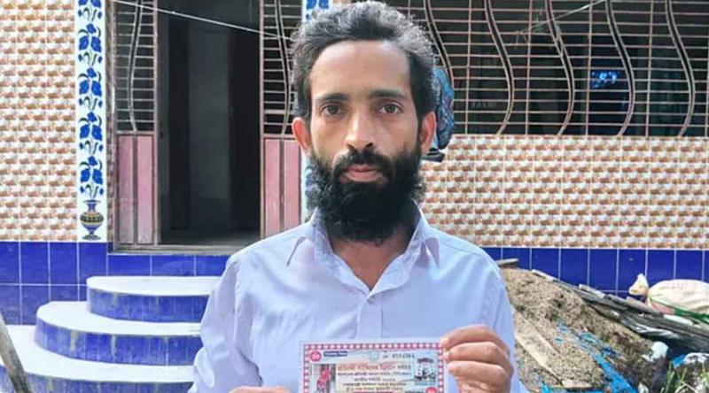 ২০ টাকার লটারির টিকিটে ৩০ লাখ টাকা পাচ্ছেন কৃষক হানিফ মিয়া!