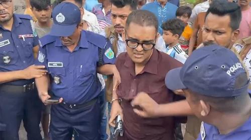 আটক যুবক বলছে আসল পিস্তল, পুলিশের দাবি খেলনা