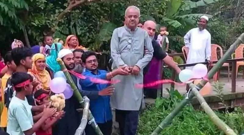 লাল ফিতা কেটে সাঁকো উদ্বোধন করলেন বিএনপি নেতা