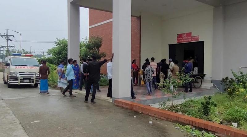 সিরাজগঞ্জে ট্রাকের ধাক্কায় বাসচালকসহ প্রাণ গেল ২ জনের, আহত ১০