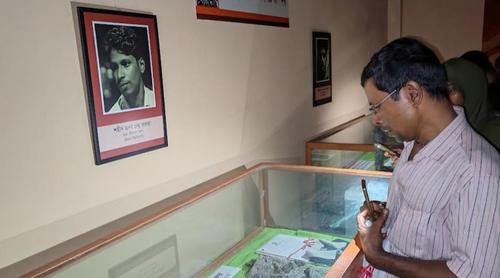 মানুষের বাসায় কাজ করে এই শার্টটাই ওর মা কিনে দিছিল, ওইটা পইরাই ও শহীদ হয়ে গেছে