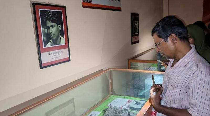 মানুষের বাসায় কাজ করে এই শার্টটাই ওর মা কিনে দিছিল, ওইটা পইরাই ও শহীদ হয়ে গেছে