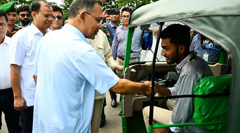 জুলাইযোদ্ধাদের সিএনজি অটোরিকশা ও রিকশা উপহার দিলেন প্রধানমন্ত্রী