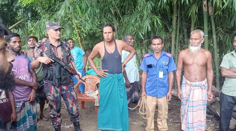 বাংলাদেশী বৃদ্ধকে ধরে নিয়ে যাওয়ার অভিযোগে ভারতীয়কে ধরে আনলো স্থানীয়রা