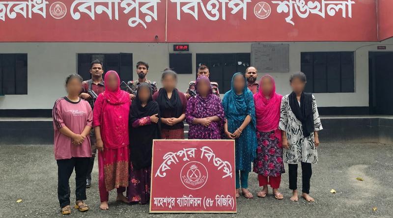 চুয়াডাঙ্গায় সীমান্ত দিয়ে ভারতে পাচারের সময় ৮ বাংলাদেশি নারী আটক