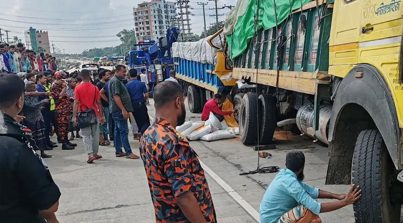 বগুড়ায় দাঁড়িয়ে থাকা ট্রাকে আরেক ট্রাকের ধাক্কা, নিহত ৩