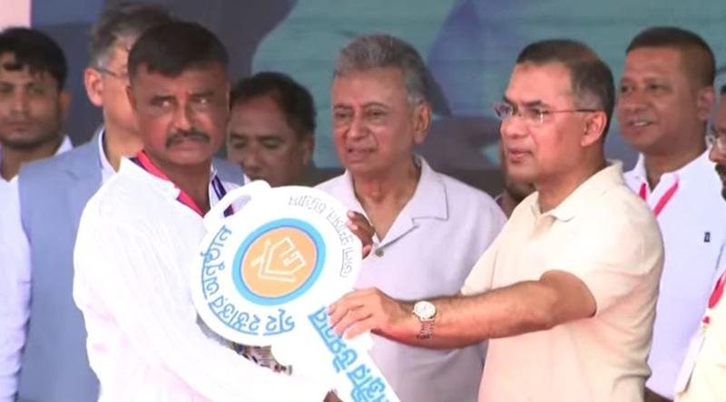 বন্যায় ক্ষতিগ্রস্তদের হাতে নতুন ঘরের চাবি তুলে দিলেন প্রধানমন্ত্রী