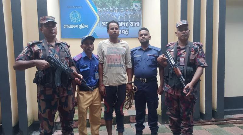 বাংলাদেশে অবৈধ অনুপ্রবেশের দায়ে আটক ভারতীয় নাগরিককে পুলিশের কাছে সোপর্দ
