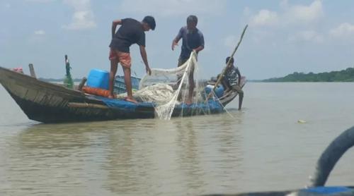 সমু‌দ্রে মাছ ধরতেও চাঁদা চান বিএনপি নেতা