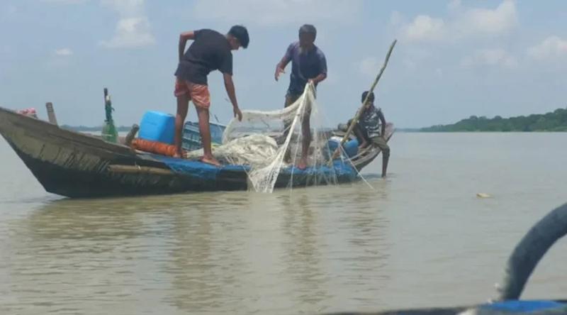 সমু‌দ্রে মাছ ধরতেও চাঁদা চান বিএনপি নেতা