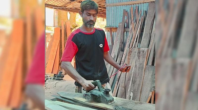 ইচ্ছাশক্তির কাছে হার মানল বয়স, ৪৫-এ এসএসসি পাস কাঠমিস্ত্রি নাসিমুলের
