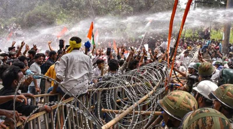 আবারও বিক্ষোভে উত্তাল ভারত, শিক্ষার্থীদের ওপর পুলিশের লাঠিচার্জ-জলকামান