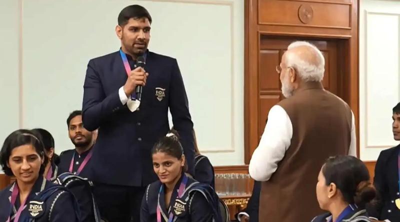 ‘নরেন্দ্র নামটার প্রতি আমার ঘৃণা জন্মে গেছে’, মোদির সামনে স্মৃতিচারণ