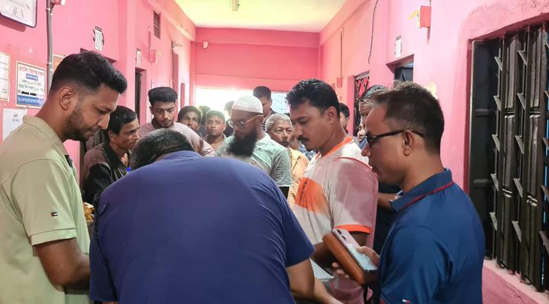 হোটেলকক্ষে পুলিশ সদস্যের ঝুলন্ত মরদেহ, রক্তাক্ত অবস্থায় দরজা খুললেন স্ত্রী!