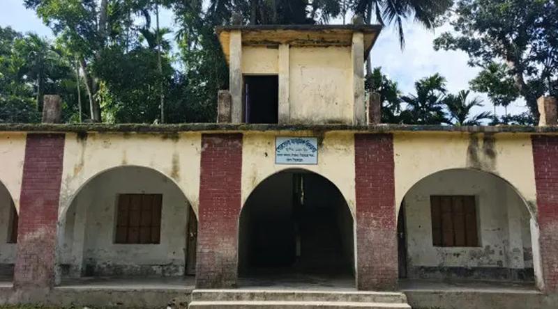 ৮ পরীক্ষার্থীর কেউ পাস করেনি, ক্ষোভে স্কুল বন্ধ করে বাড়ি চলে গেলেন প্রধান শিক্ষিকা