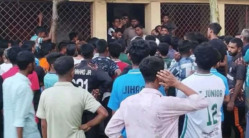 ৭৮ জনের মধ্যে ৫৭ ফেল, স্কুলে তালা দিয়ে শিক্ষকদের অবরুদ্ধ, দিতে হলো মুচলেকা