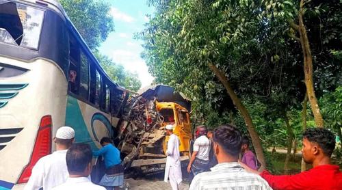 চাঁদপুরে বাস-ট্রাক মুখোমুখি সংঘর্ষে নিহত ৩, আহত ১৫