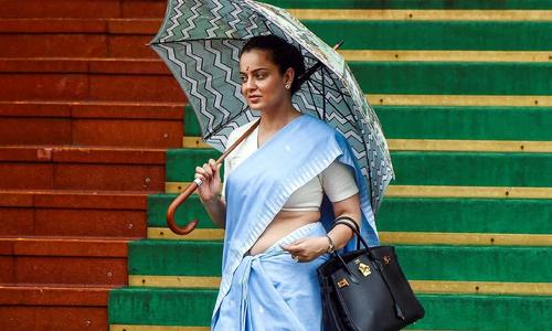৪৫ লাখের ব্যাগ, ২৭ লাখের ঘড়ি নিয়ে সংসদে কঙ্গনা রানাউত