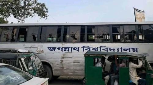 মানিকগঞ্জে জবির বাসে হামলা, চালকসহ ১০ শিক্ষার্থী আহত