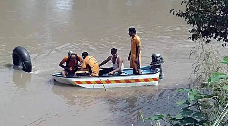 পাকিস্তানে বরযাত্রীবাহী অটোরিকশা খালে পড়ে নিহত ১২